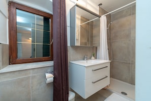 Deluxe Double Room | Bathroom | Shower, hair dryer, towels