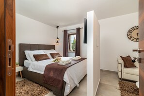 Deluxe Double Room | Free WiFi, bed sheets