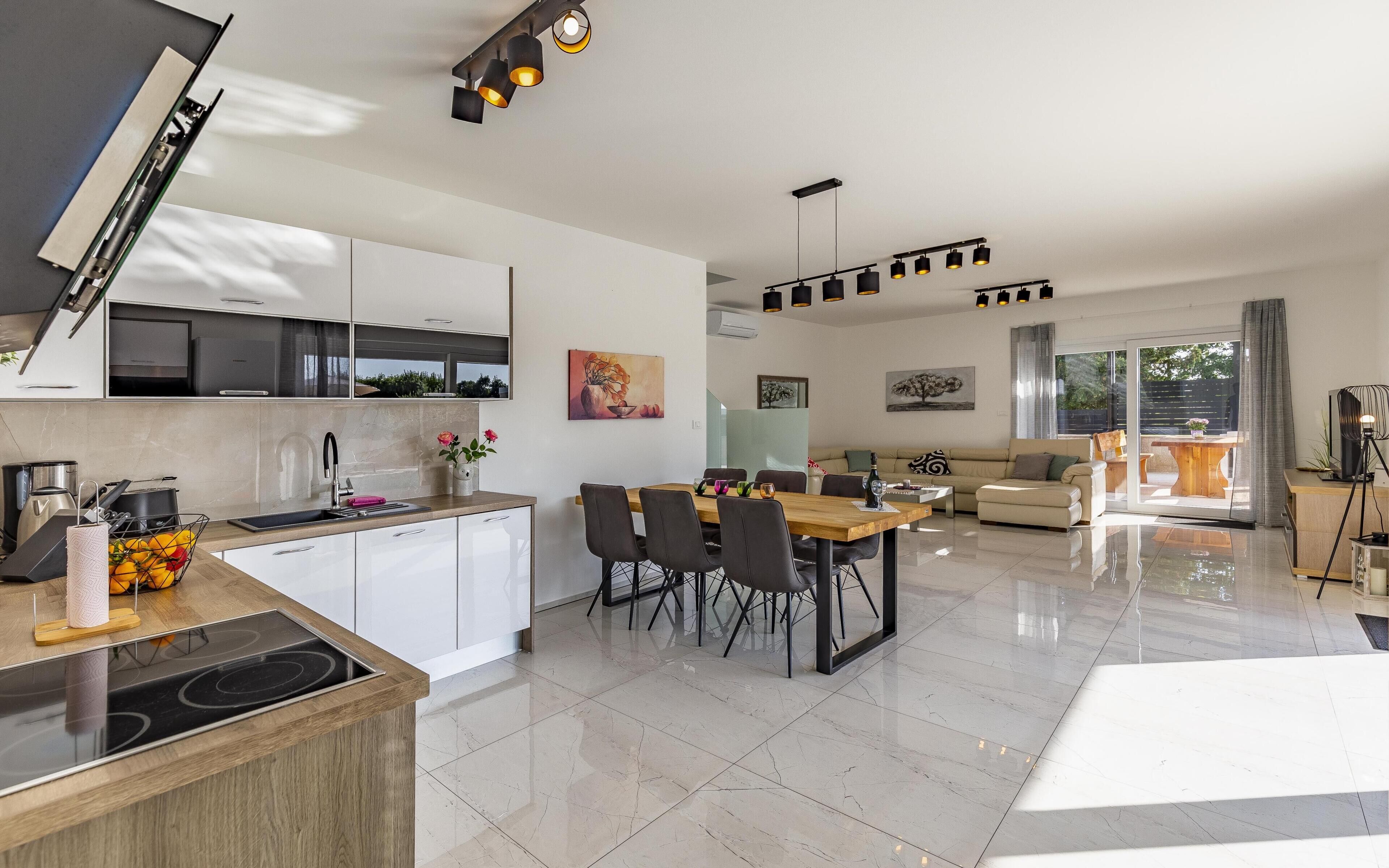 Een koelkast, een magnetron, een oven, een vaatwasser