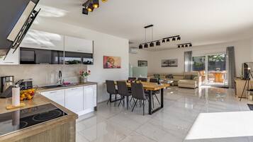 Een koelkast, een magnetron, een oven, een vaatwasser