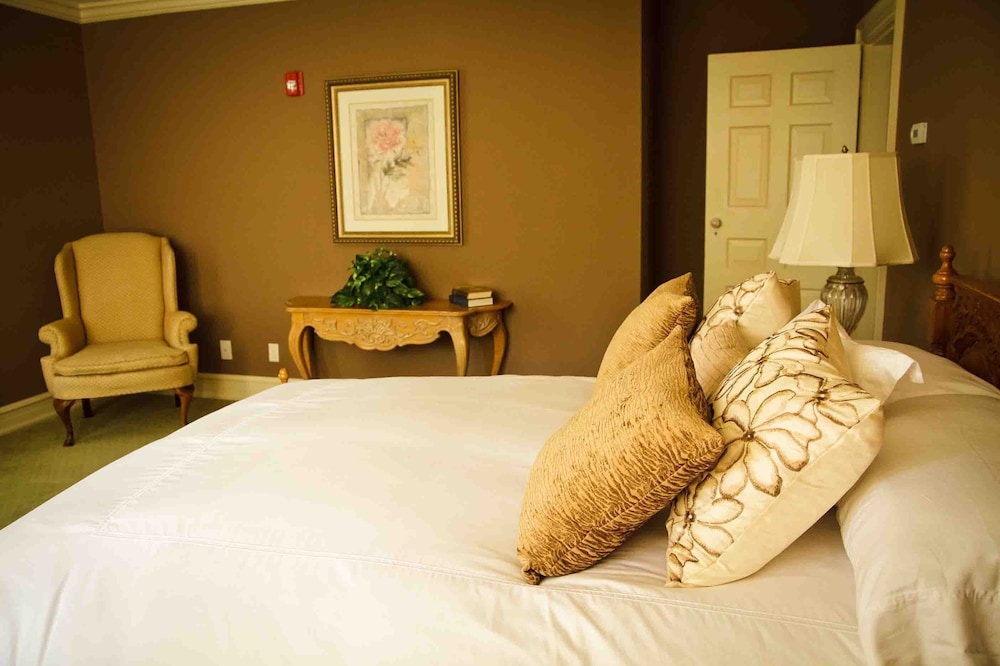 Private 1 Bedroom Suite at French Country Estate