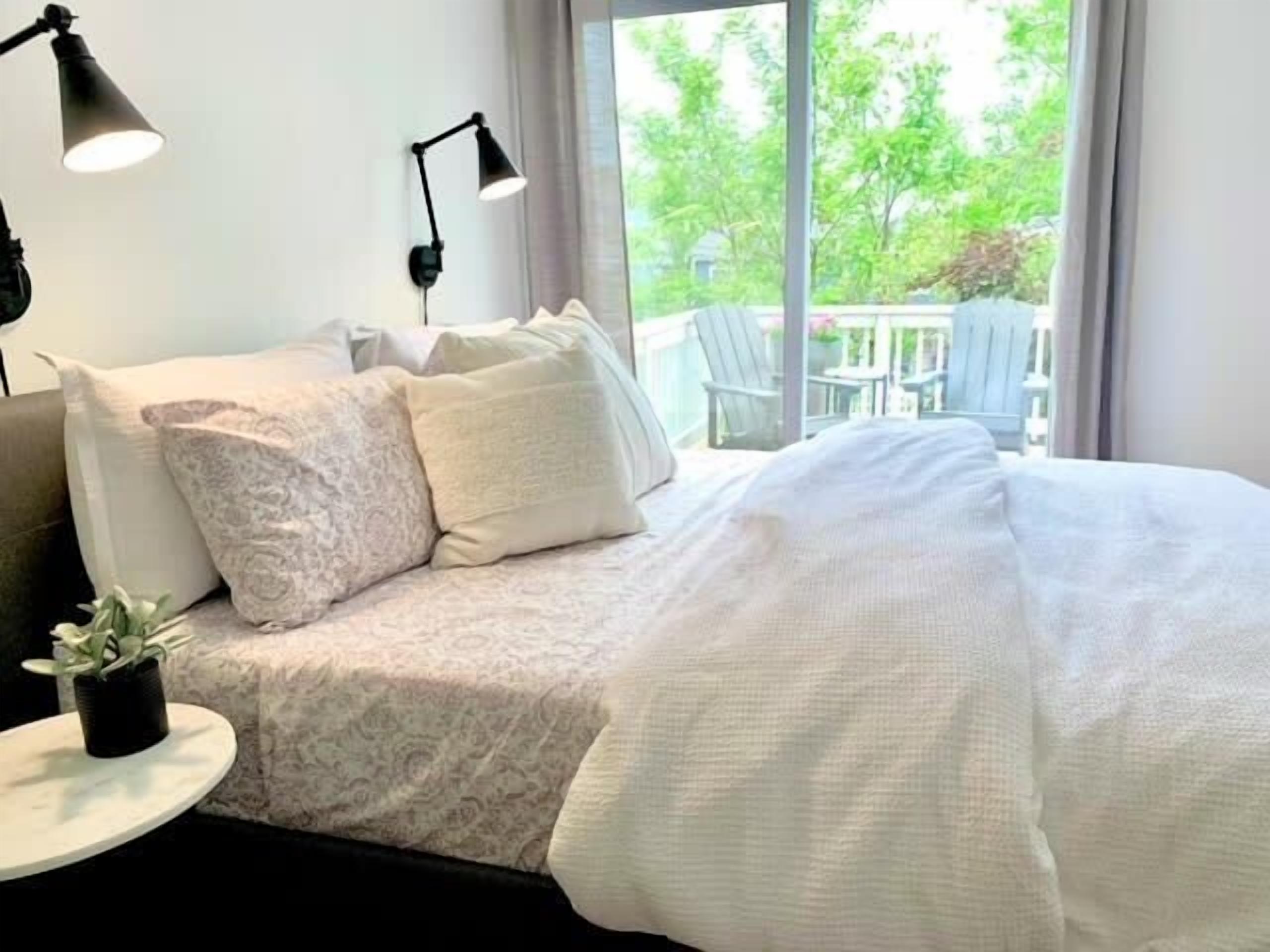 Steps From Lake Mich I 1 Bedroom Condo