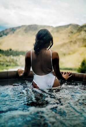 Outdoor spa tub - Via Aconcagua Lodge (San Felipe)