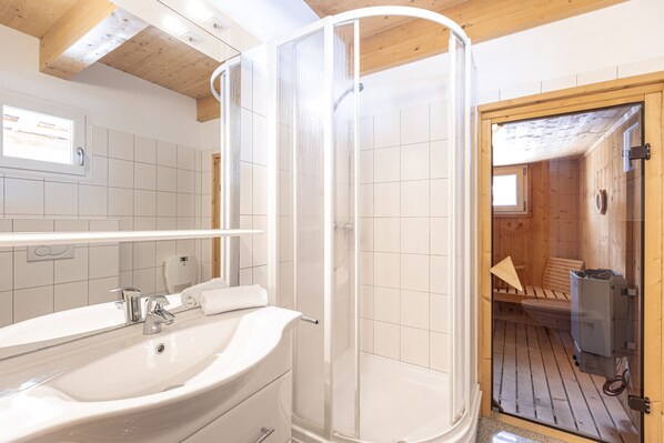 Baignoire, séchoir à cheveux, serviettes fournies