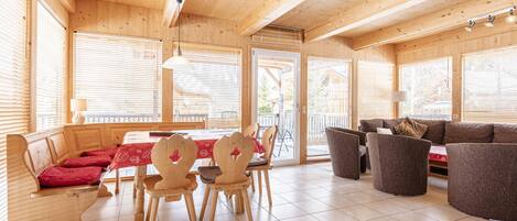 Fernseher, Kamin, DVD-Player