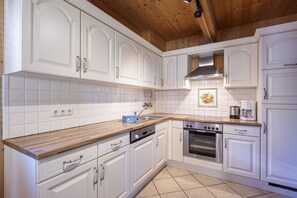 Kühlschrank, Ofen, Geschirrspüler, Wasserkocher mit Kaffee-/Teezubehör