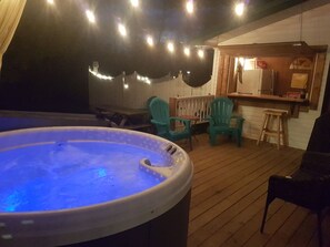 Outdoor spa tub - Driftwood Haus (Saugeen Shores)