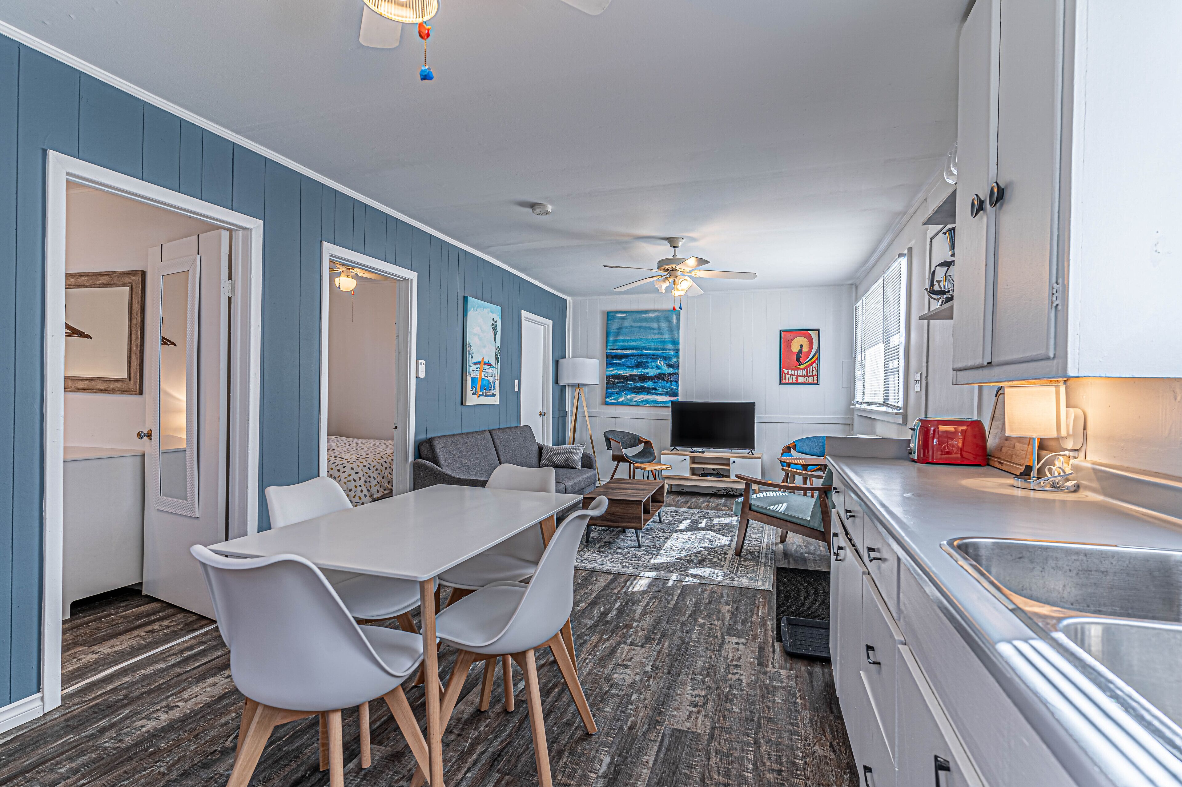 Un espace de vie compact comprenant un coin repas, une cuisine et un coin salon.