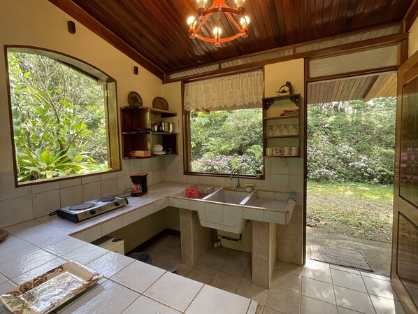 Ruokailupöytä, keittiösaareke