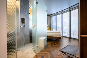 En 100-centimeters Flatskjerm-TV med digitale kanaler samt TV