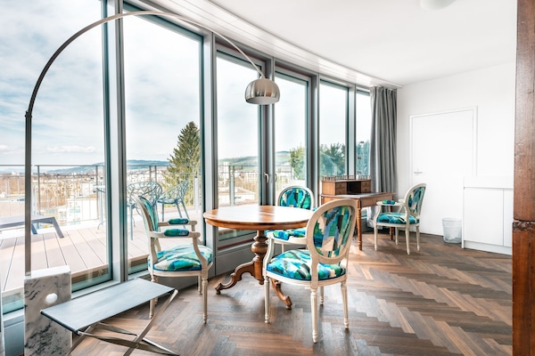 Loftsleilighet, utsikt mot innsjø (Unique Studio) | Oppholdsområde | En 100-centimeters Flatskjerm-TV med digitale kanaler samt TV