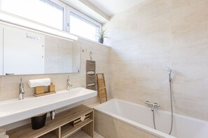 Bathtub, towels