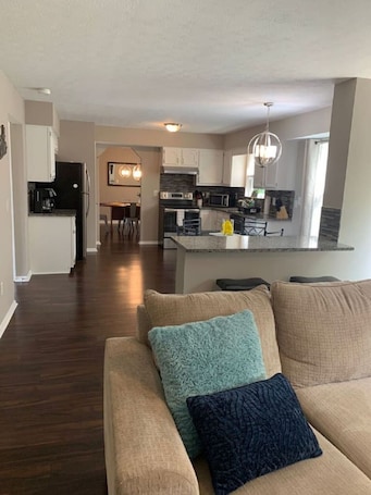 TV. 4 Bed 2.5 Bath Sleeps 10- King of Karincrest