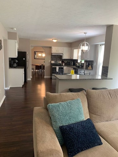 4 Bed 2.5 Bath Sleeps 10- King of Karincrest