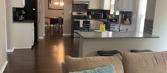 4 Bed 2.5 Bath Sleeps 10- King of Karincrest