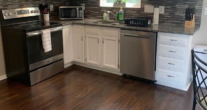 4 Bed 2.5 Bath Sleeps 10- King of Karincrest