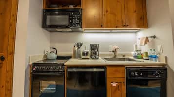 Lemari es, microwave, oven, dan mesin pencuci piring