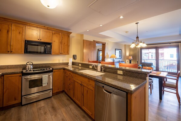 Kühlschrank, Mikrowelle, Ofen, Geschirrspüler