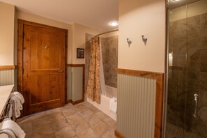 Douche, sĂšche-cheveux, serviettes fournies