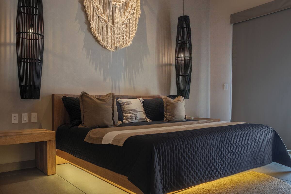 Deluxe King | Sengetøy av topp kvalitet, minibar, safe på rommet og skrivebord