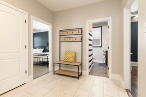 5 makuuhuonetta, työpöytä, silitysrauta/-lauta, vauvan matkasänky