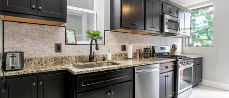 Refrigerador, microondas, horno y parrilla de estufa