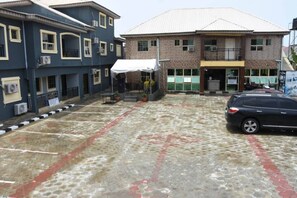 Parking - Impeccable 1-bed Executive Luxury Hotel Apartment (Lekki)