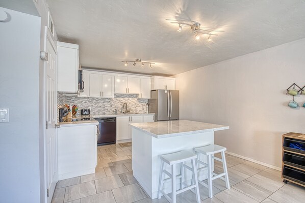 Kjøleskap, mikrobølgeovn, ovn og kokeplater