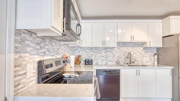 Refrigerador, microondas, horno, placa de cocina
