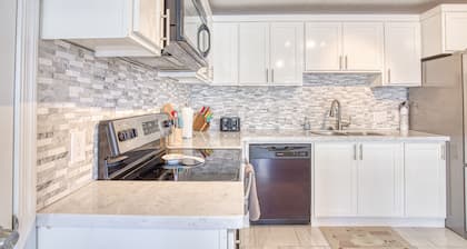 East Tucson - Large family home with pool and spa!