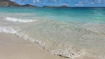 在海滩、沙滩毛巾