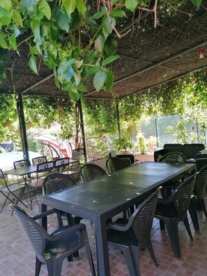 Outdoor dining - Charming Provencal house in the heart of town. (Toulon)