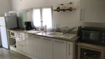 Een koelkast, een microgolfoven, een oven, een kookplaat