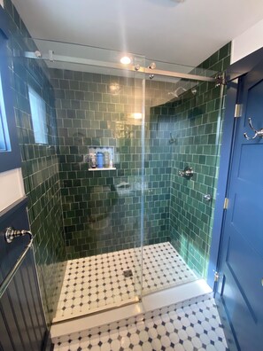 Een douche, een haardroger, handdoeken, zeep