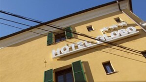 Ein Hotelschild mit der Aufschrift 'HOTEL GLOBO'.
