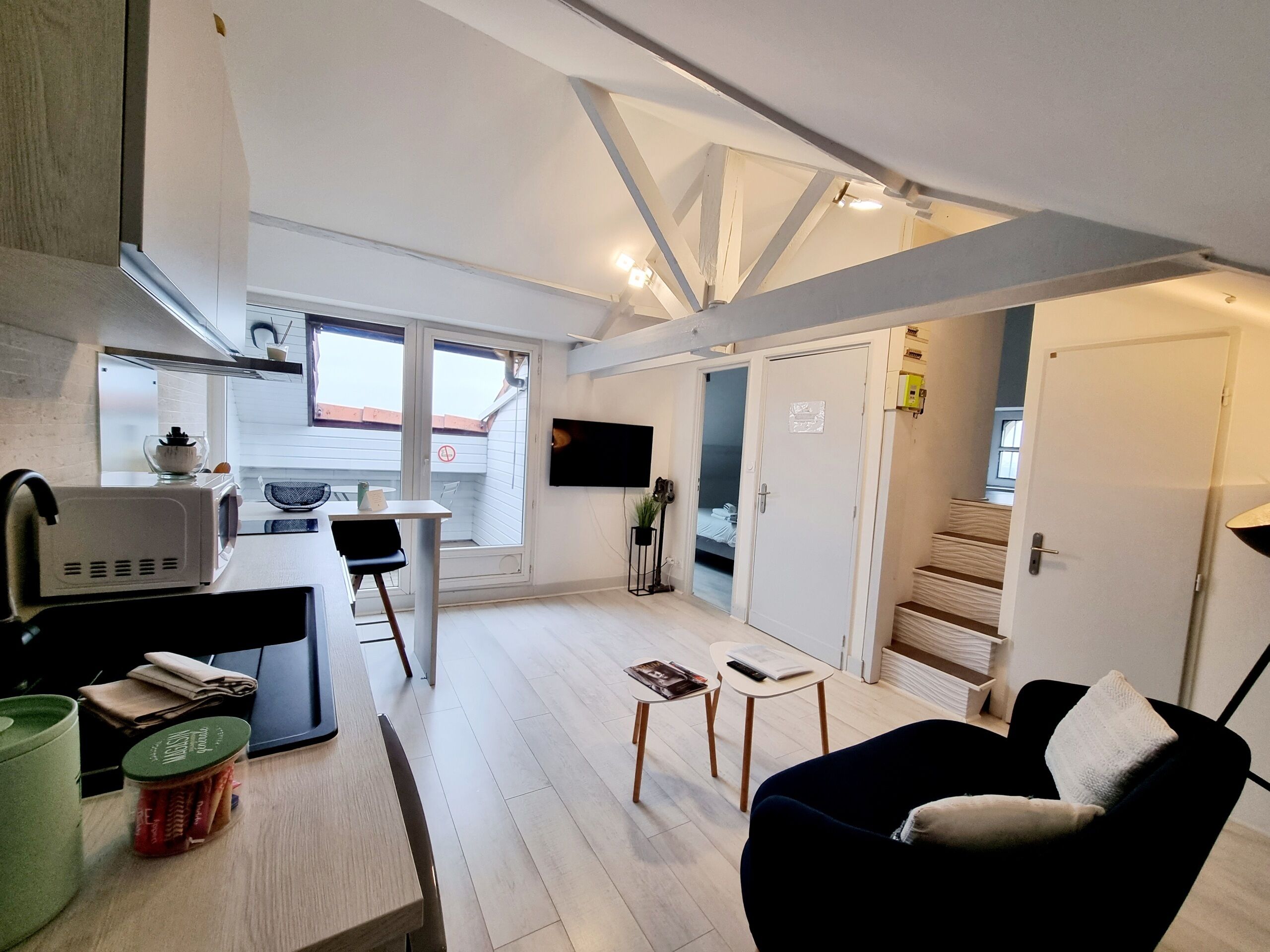 Town center T2 any bright comfort and office!