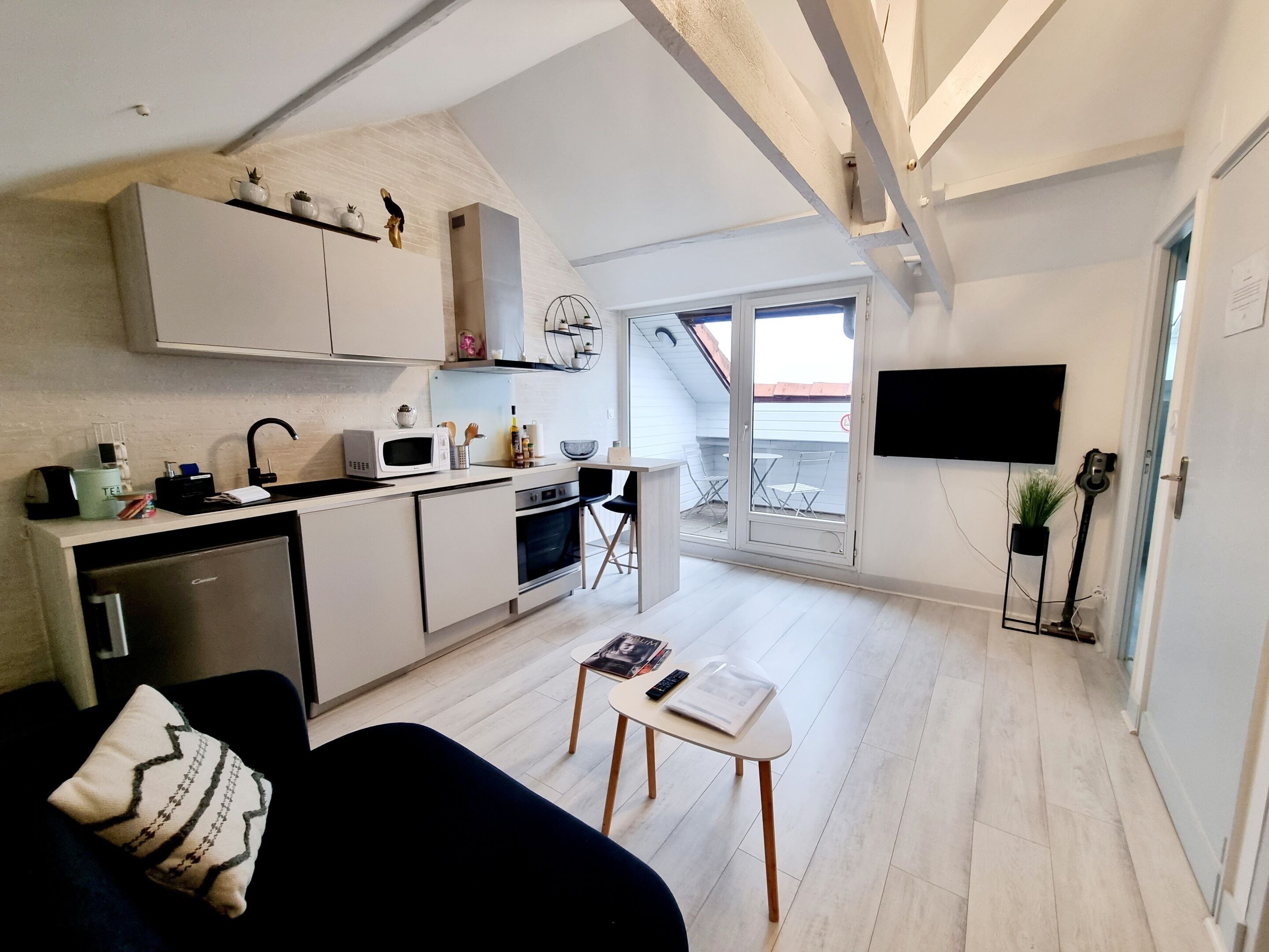 Town center T2 any bright comfort and office!