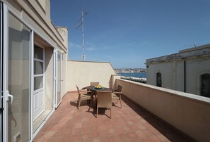 Outdoor dining - Mastrarua Hotel (Syracuse)