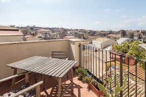 Outdoor dining - Mastrarua Hotel (Syracuse)