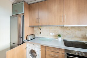 Kylskåp, mikrovågsugn, ugn och spishäll