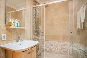 Dusche, Haartrockner, Seife, Shampoo
