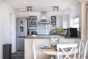 Fridge, microwave, oven, stovetop - Greenfields Coach House -  a cottage that sleeps 4 guests  in 2 bedrooms (Marazion)