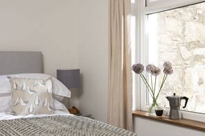 2 Schlafzimmer, Schreibtisch, Bügeleisen/Bügelbrett, Reisekinderbett