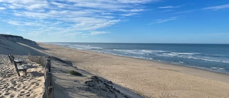 Vlak bij het strand, ligstoelen aan het strand