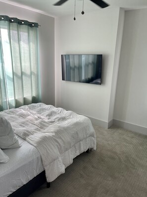 Room - Downtown Views from the rooftop! (Houston)