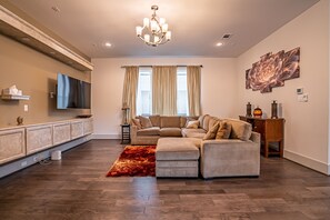 Living area - Downtown Views from the rooftop! (Houston)