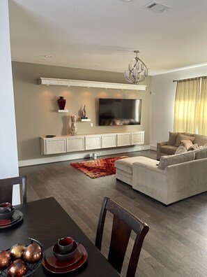 Living area - Downtown Views from the rooftop! (Houston)