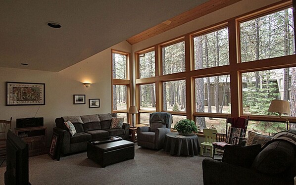 暖炉、DVD プレーヤー、テーブルサッカー台