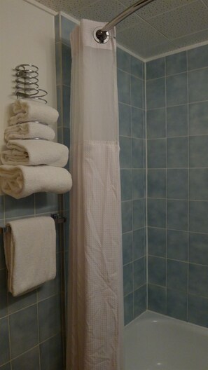 Bathroom - Grizz Hotel (Revelstoke)