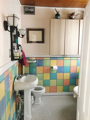 Combined shower/bathtub, towels - Design Inspired 2BD Apt | Heart of Uptown | Fenced Backyard | Off-Street Parking (Minneapolis)